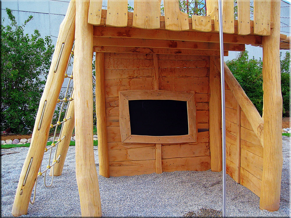 großer Spielplatz mit vielen Spielmöglichkeiten