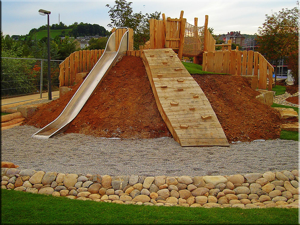 großer Spielplatz mit vielen Spielmöglichkeiten