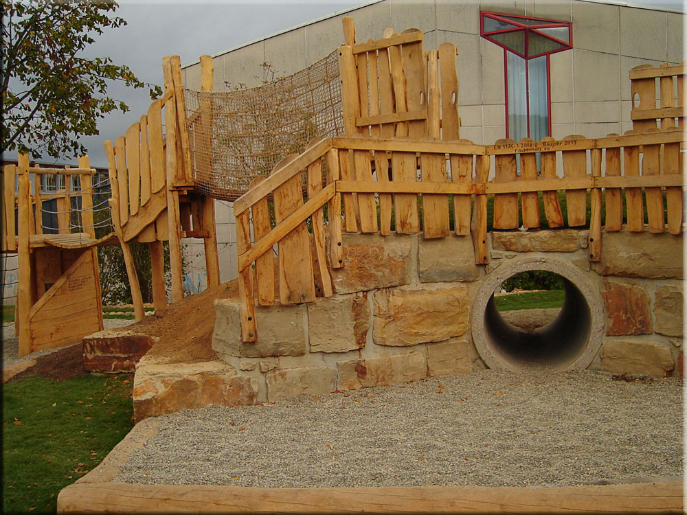 großer Spielplatz mit vielen Spielmöglichkeiten