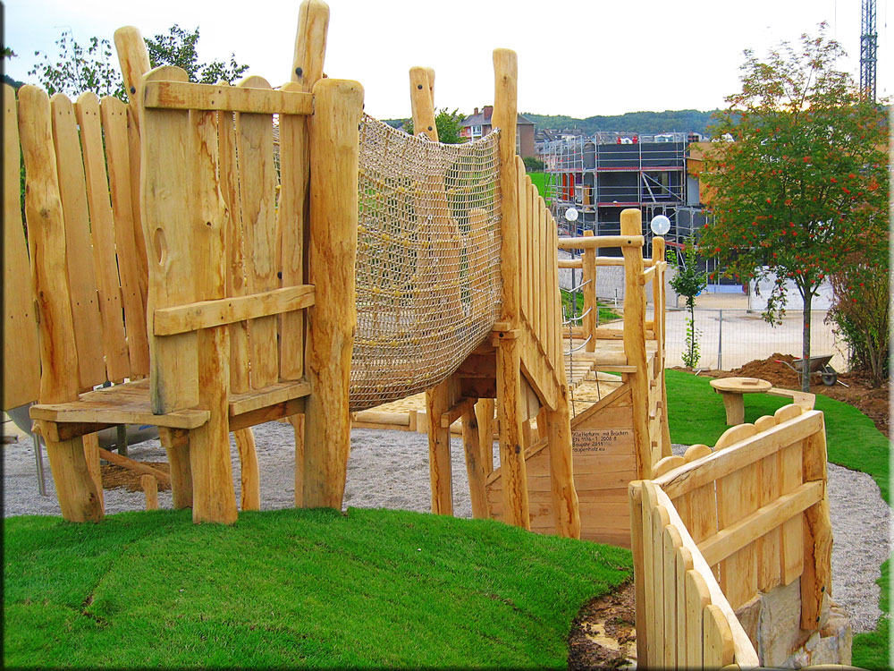 großer Spielplatz mit vielen Spielmöglichkeiten