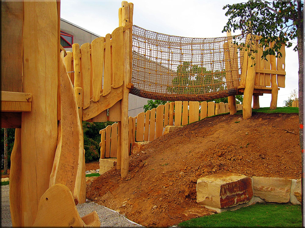 großer Spielplatz mit vielen Spielmöglichkeiten