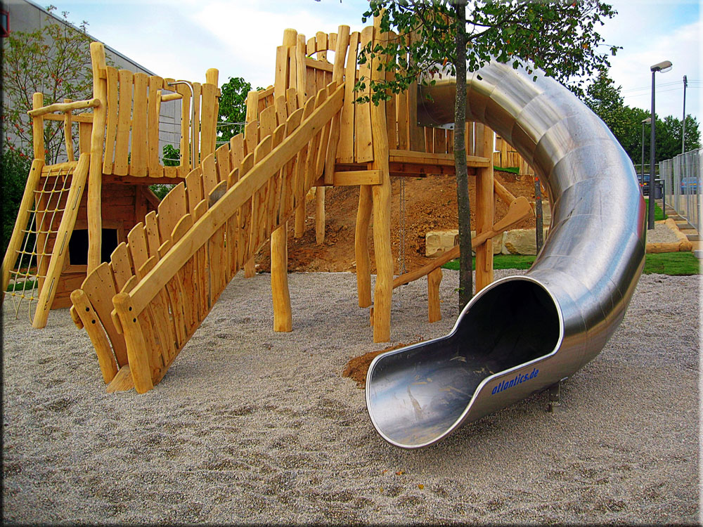 großer Spielplatz mit vielen Spielmöglichkeiten