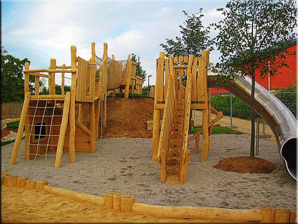 großer Spielplatz mit vielen Spielmöglichkeiten