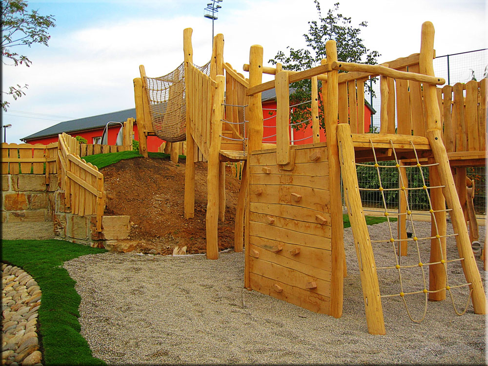 großer Spielplatz mit vielen Spielmöglichkeiten