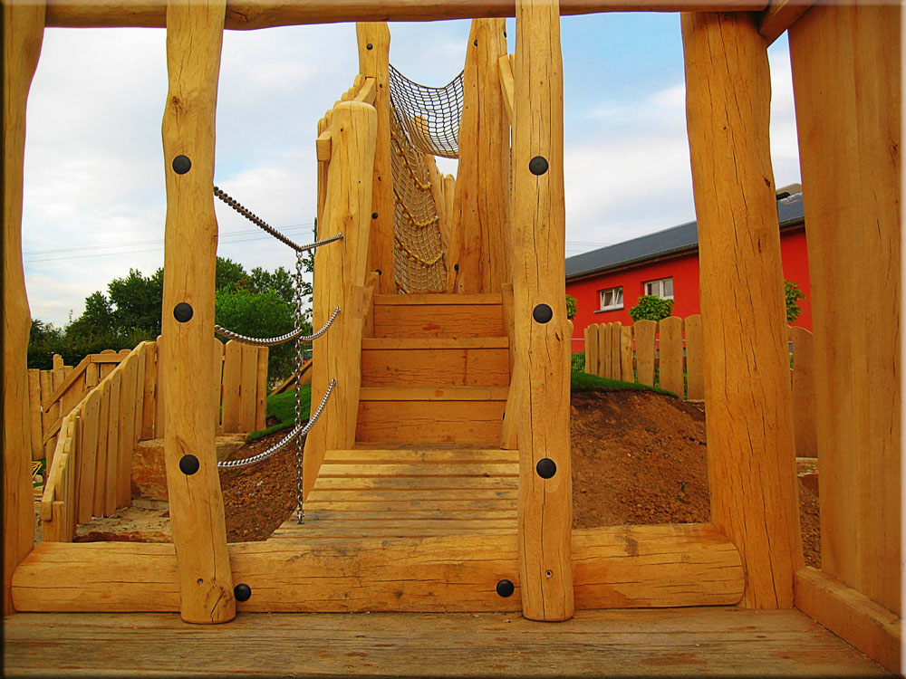 großer Spielplatz mit vielen Spielmöglichkeiten