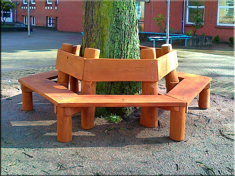 Bänke und Stühle aus massivem Holz